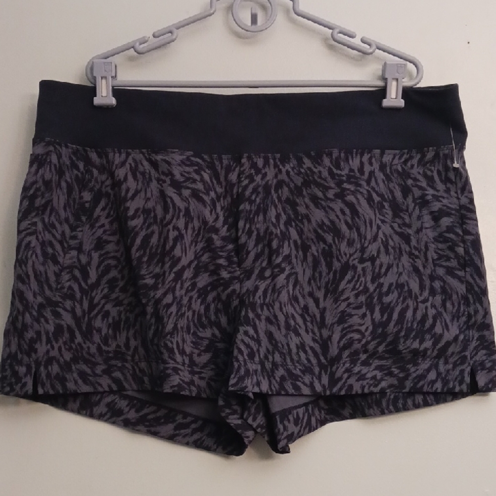 Athleta Trekkie North Printed size 20 women's shorts dark navy abstract print.